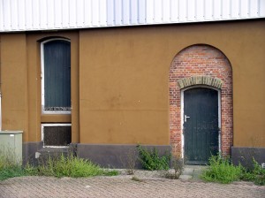 Muur achter muur bij de graansilo in Middelburg