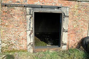 Toegang tot één van de rootkamers van vlasfabriek Sint Andries, Tragel, Koewacht