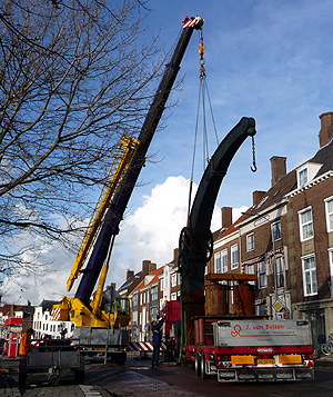 De stadskraan van Middelburg in de takels, 11.15 uur